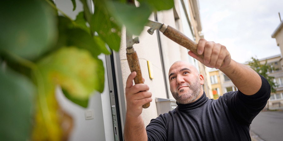 Bewoner Ali uit de Langstraat vertelt over zijn ervaring op de Borgerhoutse Groeidag. Ali snoeit gevelgroen op de foto. Bewoner Ali uit de Langstraat vertelt over zijn ervaring op de Borgerhoutse Groeidag. Ali snoeit gevelgroen op de foto.